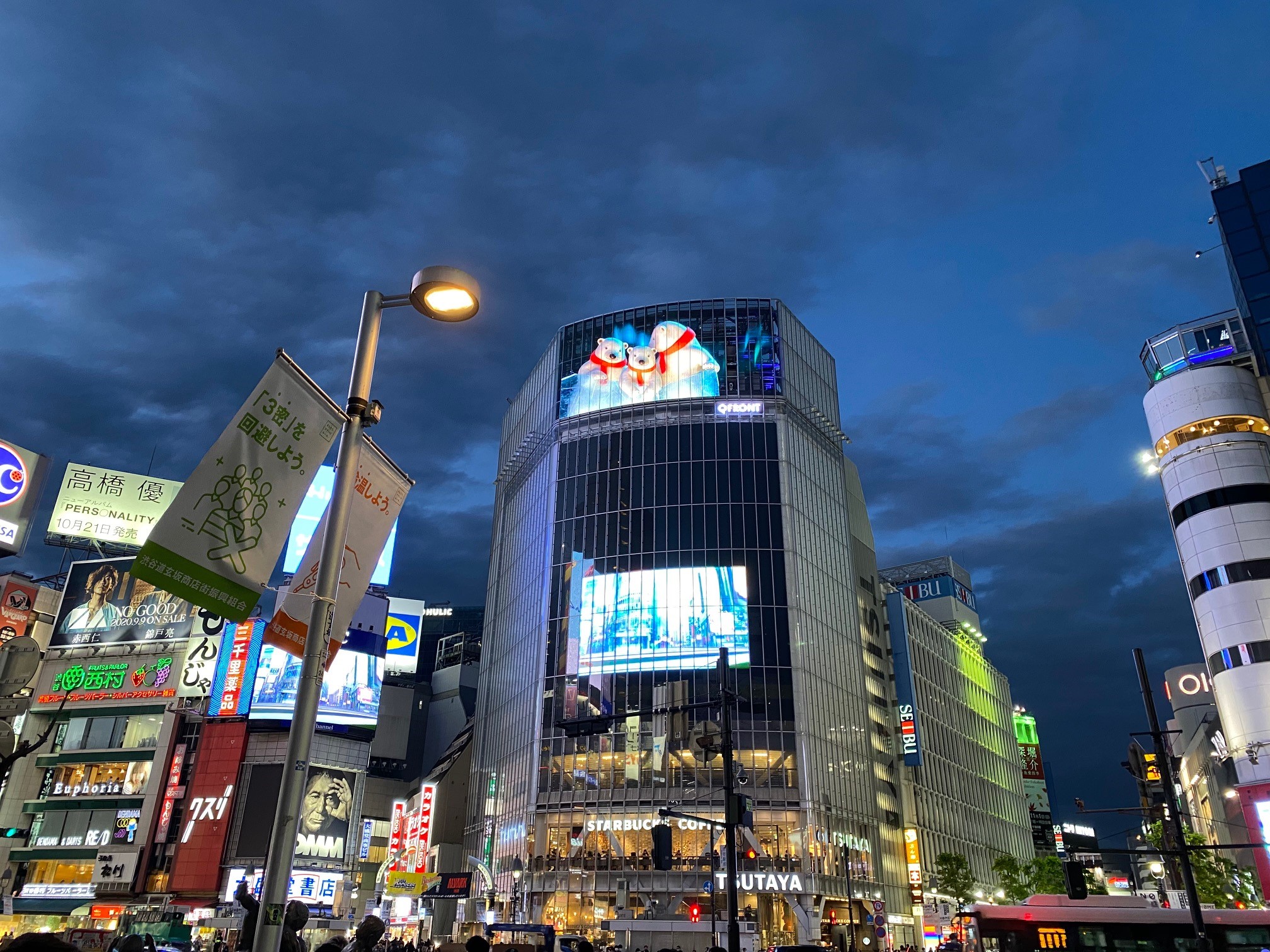 近未来の透過型サイネージ 日本コカ コーラ 東急 渋谷iconicビジョン One Stop Shibuya